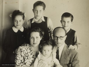Fotografies de la parella Álvarez-Baltiérrez amb els seus fills:  Rubèn (1936), Loreto (1938), Joan (1941) i Marina (1947). (Col·lecció familiar).