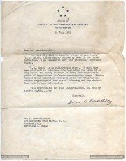 16/7/1963: carta original del general nord-americà Omar N. Bradley adreçada a Joaquim Amat-Piniella, en què li agraeix la dedicatòria que li va fer Amat del llibre K.L. Reich. Amat va dedicar la novel·la al seu company Pere Vives, assassinat a Mauthausen, i “al General Omar Bradley, Cap de les forces nord-americanes que m’alliberaren el dia 6 de maig de 1945, en testimoni de gratitud i d’admiració”. (Arxiu Comarcal del Bages. Fons Joaquim Amat-Piniella)
