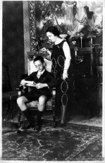 Any 1928. Amat amb la seva mare. (Arxiu Comarcal del Bages. Fons Joaquim Amat-Piniella)
