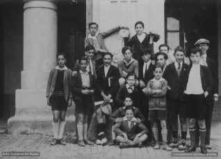 8-5-1928. Companys del grup de l'Institut Lluís de Peguera. Amat-Piniella és el que es troba més a la dreta, amb la gorra posada. (Col·lecció Simeó Selga)