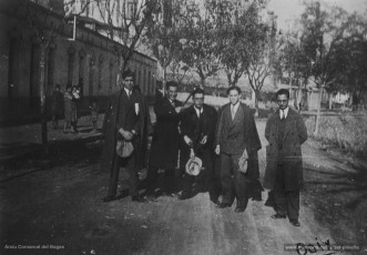 27-12-1929. Avinyó. Amat-Piniella, a la dreta, amb un grup d'amics. (Col·lecció Simeó Selga)