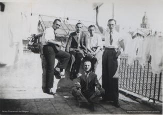 Fotografies inèdites. Murcia. Setembre de 1934. Joaquim Amat-Piniella i Isidre Morros Altés amb un grup d’amics. A la primera foto apareixen junts a l’esquerra. A la segona, Amat és qui es troba darrera la reixa. (Arxiu Comarcal del Bages)