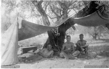 2/7/1938. Amat (ajagut, a l'esquerra). Al darrere de la foto hi escrigué: "Èmuls de Gandhi. Aquesta era la meva xavola". (Arxiu Comarcal del Bages. Fons Joaquim Amat-Piniella)