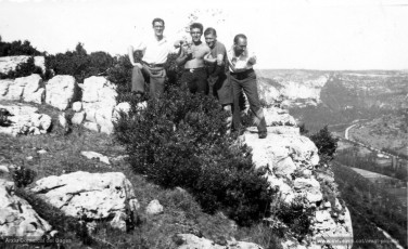 Any 1945: Joaquim Amat amb una colla d'amics a Sent Antonin (sud-oest de França). (Arxiu Comarcal del Bages. Fons Joaquim Amat-Piniella)