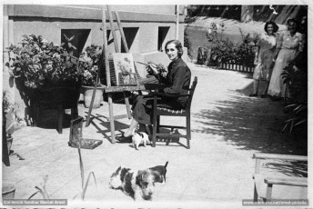 Primeries dels anys 50. Concepció Piniella i Blanqué, mare de Joaquim i Rosa Amat-Piniella, pintant a Santander, a casa de la seva filla Rosa (al fons, a l'esquerra). Concepció Piniella va morir l'any 1953. Imatge inèdita. (Col·leció familiar Marcel Amat)