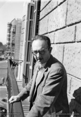 Any 1961. Amat-Piniella al balcó de casa seva. (Arxiu Comarcal del Bages. Fons Joaquim Amat-Piniella)