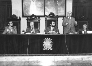 Intervenció del manresà Jacint Carrió, supervivent de Mauthausen. D'esquerra a dreta, Onofre Boqué, regidor de Cultura; Simeó Selga, amic íntim d'Amat-Piniella; Joan Cornet, alcalde de Manresa, i Jacint Carrió.