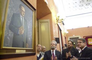 Col·locació del retrat de Joaquim Amat-Piniella a la Galeria de Manresans Il·lustres, a càrrec del seu fill, Marcel Amat, i de l’alcalde de Manresa, Jordi Valls.