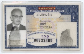 DNI de Joaquim Amat-Piniella, expedit el 3 d'abril de 1974, quatre mesos justos abans de morir. Aquesta foto -que no s'havia publicat mai fins ara- és segurament una de les darreres -si no la darrera- de l'escriptor manresà. (Arxiu Comarcal del Bages. Fons Joaquim Amat-Piniella)
