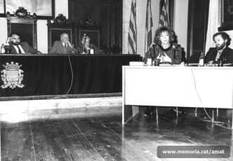 10/5/1985. Ajuntament de Manresa. Homenatge a Amat-Piniella. D’esquerra a dreta, l’alcalde Joan Cornet, Jacint Carrió, Joan Mestres, Montserrat Roig i Josep Emili Puig.