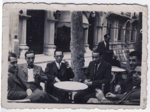 Passeig de Manresa, anys 30. D’esquerra a dreta, Pere Armengou, Antoni Martí Farreras, Joaquim Amat-Piniella, Joan Clara, X, X. (Col·leció Jordi Fariñas Claret).
