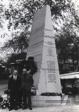 Joaquim Amat-Piniella i Joan Clara davant el monument commemoratiu de Mauthausen del cementiri de Père-Lachaise de París. (Col·lecció Jordi Fariñas Claret). 