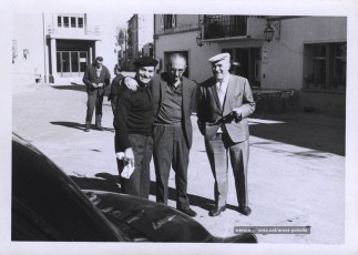 Joan Clara (amb boina negra), Joaquim Amat-Piniella i Josep Bailina, en una fotografia sense data. Tot sembla indicar que són de la mateixa trobada que les dues fotografies anteriors.  (Col·lecció Jordi Fariñas Claret)