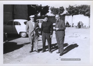 Joan Clara (amb boina negra), Joaquim Amat-Piniella i Josep Bailina, en una fotografia sense data. Tot sembla indicar que són de la mateixa trobada que les dues fotografies anteriors.  (Col·lecció Jordi Fariñas Claret)