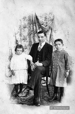 Els oncles i la mare de Josep Maria Laso pels voltants del 1915. El Pepitu i el Ramon i la mare, Il·luminada Casahuga Riu. (Col·lecció de Josep Maria Laso).