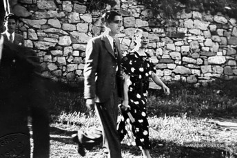 La parella Andrés Laso i Il·luminada Casahuga, sortint de l'envelat de festa major el 19 de juliol de 1936. (Col·lecció de Josep Maria Laso).