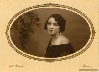 Antonieta Feliu a Manresa. Foto d'estudi feta pel fotògraf Manel Villaplana Garcia (1885 - 1948). 