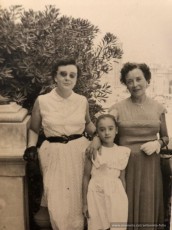 L’Antonieta Feliu (a la dreta) amb la seva neboda M. Àngels Feliu (a l’esquerra) i la seva reneboda M. Àngels Tarrats (al centre). L’any 1955 a Barcelona.