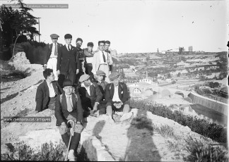 Retrat d’una part dels assistents a l’aplec de Sant Benet de Bages, un cop havien retornat a Manresa (21/5/1922).
