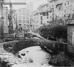 El torrent de Sant Ignasi, a l’actual Via de Sant Ignasi. A primer pla, el pont de “les Fontetes”; al centre, la fàbrica de l’Areny i, al fons, l’Església de Sant Ignasi, enderrocada el 1936. (21/5/1922).