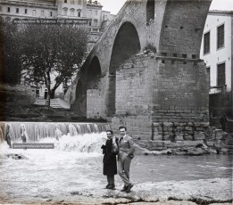Retrat de dos homes sota el Pont Vell de Manresa (21/5/1922). Un d’ells podria ser el fotògraf manresà Josep Gaspar i Serra.