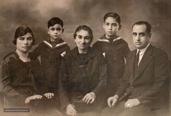 La família Bertran-Gallart. D’esquerra a dreta: Maria Gallart, Hipòlit Bertran, àvia Gavarró, Manuel Bertran i Antoni “Ton” Bertran. (Col·lecció familiar).