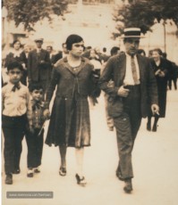 La família Bertran-Gallart al Passeig de Pere III de Manresa, el 1931. D'esquerra a dreta: els dos fills, el Manuel i l'Hipòlit; la Maria Gallart i l’Antoni Bertran. (Col·lecció familiar).