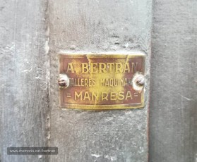 Un segle després, les xapes del taller d'Antoni Bertran encara es conserven en obres de forja i serralleria a Manresa, com aquesta de la casa Matamala. (Fotografia: Genís Frontera).