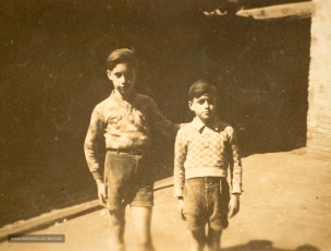 Els germans Manuel i Hipòlit Bertran al pati del taller d’ A. Bertran l’any 1935. (Col·lecció familiar).