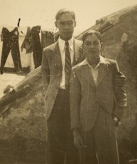 Els germans Manuel i Hipòlit Bertran al refugi matern i ”exili interior” de Sant Sadurní d’Anoia l’any 1940. (Col·lecció familiar).