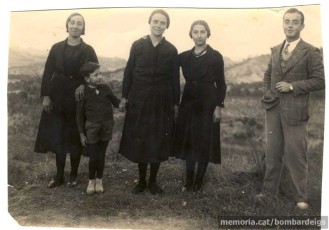 Al centre de la imatge i d’esquerra a dreta, Maria Prat i Sallés i Concepció Sallés i Subirana, víctimes mortals del bombardeig del dia 21 de desembre. A l’esquerra, els altres dos germans, Rosa i Joan Prat i Sallés. La foto fou enregistrada a Marganell, el novembre de 1932. (Col·lecció familiar)
