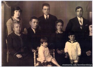 Lluís Arquerons i Bofill (el segon assegut per l’esquerra) i la seva família. (Col·lecció familiar)