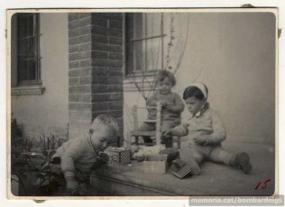 Enric Vilaró i Raurich (a la dreta de la foto), amb els seus companys de joc mentre passava les galteres. (Col·lecció familiar)