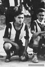 Buira (primer per l’esquera), jugador de futbol probablement de la Joventut Esportiva Monistrolenca. Fotografia anterior a 1936.