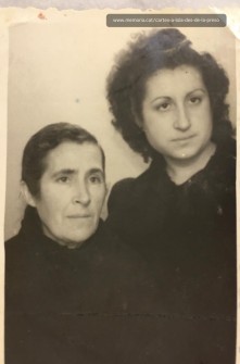Lola Batlle i la seva mare, Manuela Medina, a principis dels anys 40. (Col·lecció familiar).