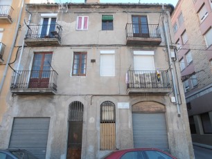 L’edifici situat davant l'antiga presó de Manresa. Al segon pis hi vivia la Lola Batlle.