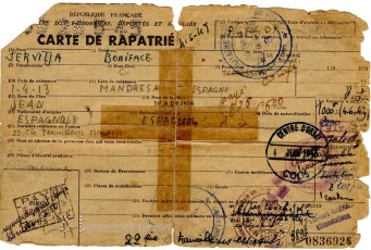 La República Francesa va ser l'únic estat que va acceptar acollir els republicans espanyols, que a la pràctica havien esdevingut apàtrides en no poder tornar a Espanya, encara sota règim feixista. En el carnet de repatriament del Bonifaci Servitja s'hi pot veure l'esment a la seva pertinença el 1939 a la 22a Companyia de Treballadors Espanyols, al servei de l'exèrcit francès; a la seva condició de presoner de guerra (PG) convertit en deportat polític (DP); i la data de la seva arribada a França, el 4 de juny de 1945, un mes després de l'aillberament de Mauthausen, que es troba a Àustria. Hi ha segells del centre d'acollida de la Gare d'Orsay, a París, i s'hi esmenten les ciutats de Chalons-sur-Marne, Valenciennes i Lisieux, a la Normandia, on finalment s'establirà durant un temps. Hi consta també diferents subsidis en diner i el lliurament de roba i calçat. 
Al darrera hi ha anotada la revisió mèdica que li van fer en arribar a França, amb les patologies que li van trobar, sobretot pulmonars.