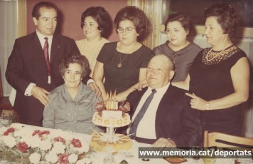 Àngel Sánchez (esquerra) i les seves quatre germanes en el 50è aniversari de casament dels seus pares. Manresa, c. 1968
