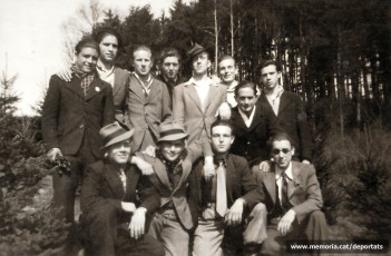 Fèlix Labara Pena (A dalt el segon per l'esquerra) amb els seus companys del grup Poschacher, l'1 d'abril de 1945. Faltava un mes per l'alliberament. Aleshores ja dormien fora del camp de concentració.