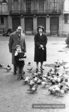 1957. Jacint Carrió amb la seva dona, Maria Grau, i el seu fill, Joan, a la plaça de Sant Domènec, de Manresa. (Arxiu Comarcal del Bages. Fons Jacint Carrió i Vilaseca)