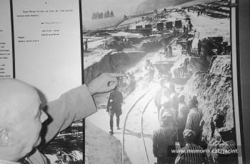 Jacint Carrió reconeixent-se en una fotografia exposada al museu de Mauthausen. (Arxiu Comarcal del Bages. Fons Jacint Carrió i Vilaseca)