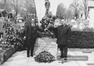 Pons i Jacint Carrió al monument erigit el 1969 per la Federació Espanyola dels Deportats i Internats Polítics (FEDIP) al cementiri parisenc del Père Lachaise. (Font: Fons Jacint Carrió-Arxiu Comarcal del Bages)