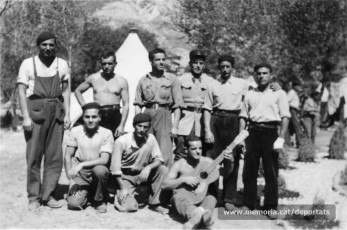 Rossend Labara Andrés a la Companyia de Treballadors Espanyols (CTE) nº80, a Gap (Alta Alps), la primavera de 1940. És el segon dret per l’esquerra, sense camisa (Font: arxiu particular de Patricia Grapeloup-Labara)