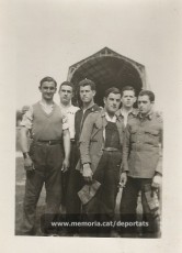 Foto de Sallés amb companys de l'exèrcit. És el tercer de l'esquerra. Data desconeguda. (Font: arxiu particular de Josep Martínez Bardés) 