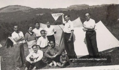 Joan Serarols i altres companys a Can Garrigosa (Matadepera), el 24-5-1936. Serarols és el que aguanta el banderí (Font: Diari La Torre – Nació Digital, del 28/10/2013)