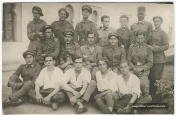 Jaume Viladrosa, a l'exèrcit. És el del mig, amb camisa blanca i assegut a terra (Font: arxiu particular de Núria Viladrosa Cutrina)