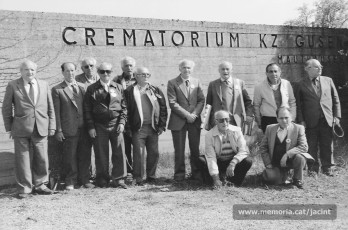 5/05/1985. Jacint Carrió, al camp de concentració de Gusen, en l’acte d’homenatge als companys que hi van perdre la vida. (Arxiu Comarcal del Bages. Fons Jacint Carrió i Vilaseca)