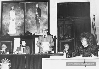 10/05/1985. Jacint Carrió intervenint en l’homenatge a Joaquim Amat-Piniella i la resta de deportats manresans, celebrat a l’Ajuntament de Manresa. (Arxiu Comarcal del Bages. Fons Jacint Carrió i Vilaseca)