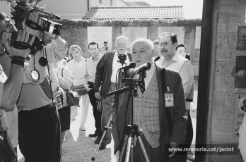 6/05/2000. Jacint Carrió participant de nou, a Gusen, en l’homenatge als deportats morts a Mauthausen i a Gusen. (Arxiu Comarcal del Bages. Fons Jacint Carrió i Vilaseca)