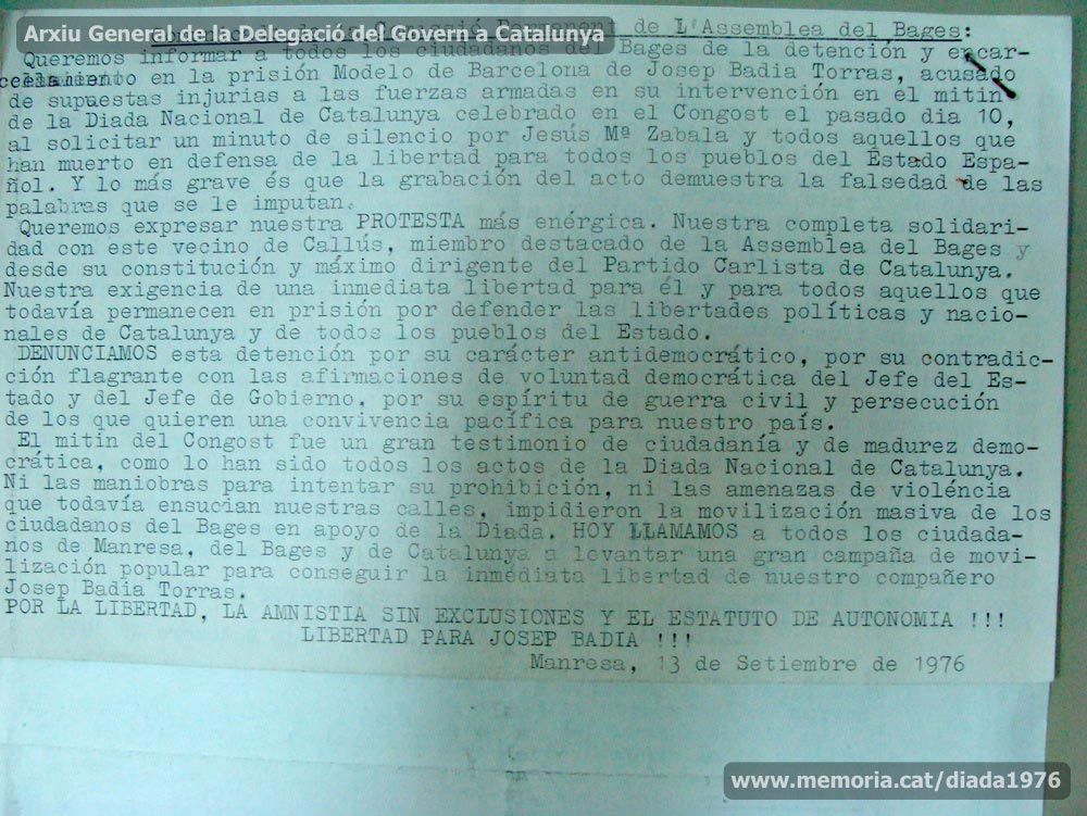(3/3) 18/9/1976: nota informativa de la Guàrdia Civil de Manresa adreçada al Govern Civil de Barcelona sobre la troballa d’un centenar de fulls volants al Passeig de Pere III. L’informe s’acompanya d’un exemplar en català i un en castellà del full volant, en què la Comissió Permanent de l’Assemblea del Bages denuncia la detenció de Josep Badia. (Arxiu General de la Delegació del Govern a Catalunya).